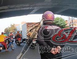 Momen Langka, Jurnalis Turun Aksi Edukasi Pengendara Saat Macet Parah di Jalan Ngaglik Surabaya