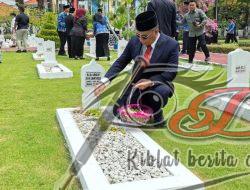 Kadispendukcapil Ziarah Tabur Bunga di TMP Kusuma Bangsa Di Momen Hari Pahlawan
