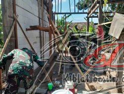 Babinsa Tetap Berkomitmen Selalu Hadir Bantu Bangun Rumah Warga yang Membutuhkan