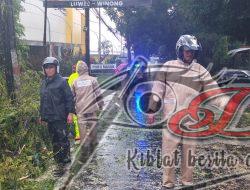 Babinsa, Bhabinkamtibmas dan BPBD Sigap Evakuasi Pohon Tumbang di Jalan Boyolali–Jatinom