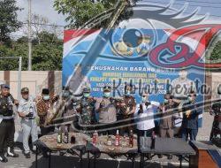 Rilis Akhir Tahun 2025, Polres Blitar Musnahkan 3.141 Botol Miras dan 52 Knalpot Brong