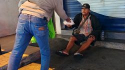 Komunitas NKC dan BJC Berbagi Nasi Bungkus Meski Gerimis Mengguyur