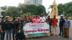 Tak Hanya Memberitakan, Jurnalis PT Umar Hayat Buktikan Kepedulian Lewat Bagi Takjil Gratis Kepada Masyarakat Surabaya