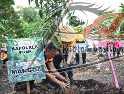 Peduli Lingkungan, Polres Gresik Bersama Bhayangkari Tanam Puluhan Pohon Produktif