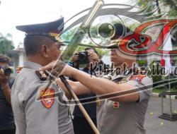 Kapolrestabes Surabaya Beri Penghargaan Kenaikan Pangkat Pengabdian kepada Perwira Berprestasi