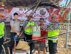 Sambut Hari Bhayangkara ke-80, Polres Pelabuhan Tanjung Perak Serahkan Bantuan Alat Pertanian ke Petani Tambak Wedi