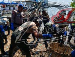 Sinergi Bersih – bersih Pantai, Polres Gresik Wujudkan Indonesia ASRI