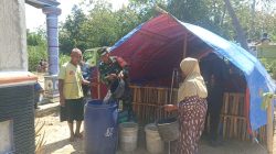 Babinsa Dampingi BBWS Bengawan Solo Salurkan 8.000 Liter Air Bersih untuk Warga Terdampak Kekeringan di Gesi
