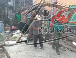 Panas Matahari Menyengat, Semangat Tak Padamkan Satgas TMMD, Polri, Ormas dan Warga Masyarakat Kebut Pemasangan Hermest & Bodex
