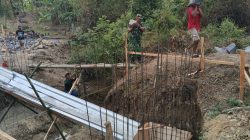 Babinsa Kawal Proyek Penghubung Dua Desa Demi Dongkrak Perekonomian Warga