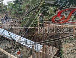 Babinsa Kawal Proyek Penghubung Dua Desa Demi Dongkrak Perekonomian Warga