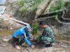 Hijaukan Lereng Sungai, Babinsa Mliwis Bersama Warga Tanam Pohon Demi Cegah Banjir dan Longsor