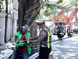 Susuri Jalanan Kota, Satlantas Polres Gresik Tebar Kebaikan Lewat Jumat Berkah Berbagi