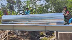 Babinsa Turun Langsung Kawal Pembangunan Jembatan Merah Putih