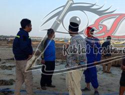 Tongkang Nahas, Muatan 700 Kayu Meranti Berdiameter Jumbo Lepas Hantam Pesisir Dungkek