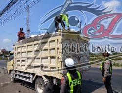 Satlantas Polres Gresik Tindak Tegas Truk Tanpa Terpal di Jalan Raya Pantura Gresik
