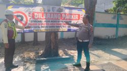 Tingkatkan Kamseltibcarlantas, Polres Pelabuhan Tanjung Perak Pasang Banner Larangan Parkir di Jalan Perak Barat