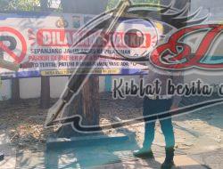 Tingkatkan Kamseltibcarlantas, Polres Pelabuhan Tanjung Perak Pasang Banner Larangan Parkir di Jalan Perak Barat