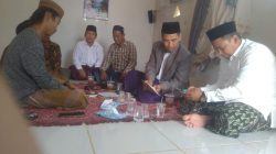 Pimpinan Redaksi Terkini69News.id Dampingi Kepala KUA Tambelangan Antar Buku Nikah kepada Warga Dusun Sorak