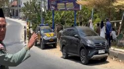 Dinilai Anti Kritik, Spanduk Petaoh Todusss Sindir Bupati Gagal Bangun Jalan di Sampang Dicopot Satpol-pp