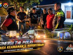 Antisipasi Jalan Licin, Satlantas Polres Bangkalan Turun Langsung Lakukan Penyiraman Jalan