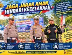 Peduli Keselamatan Kasat Lantss Polres Bangkalan AKP FEBRY HERMAWAN Pasang Banner Imbuan Di Jalan Raya Galis