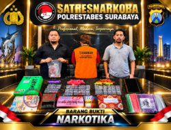 Satresnarkoba Polrestabes Surabaya Gerebek Kos di Bogen, Puluhan Paket Sabu dan Timbangan Elektrik Disita